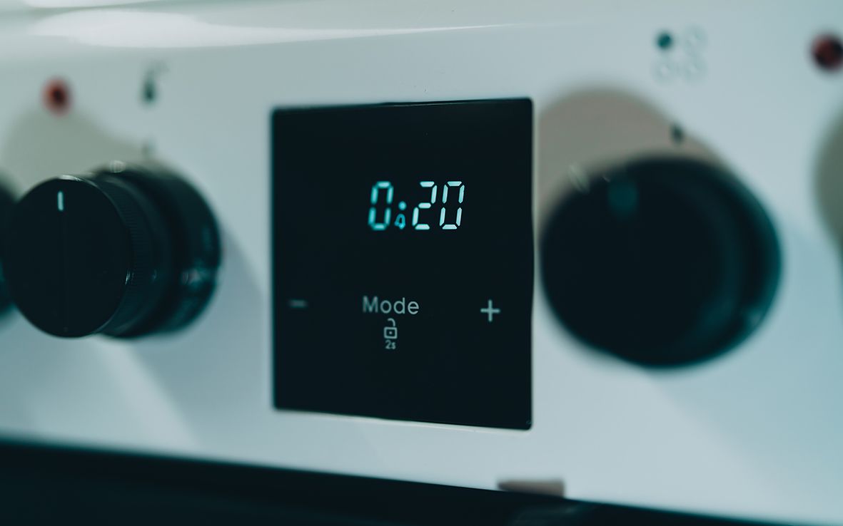 Keittiöliesi, jossa kello.