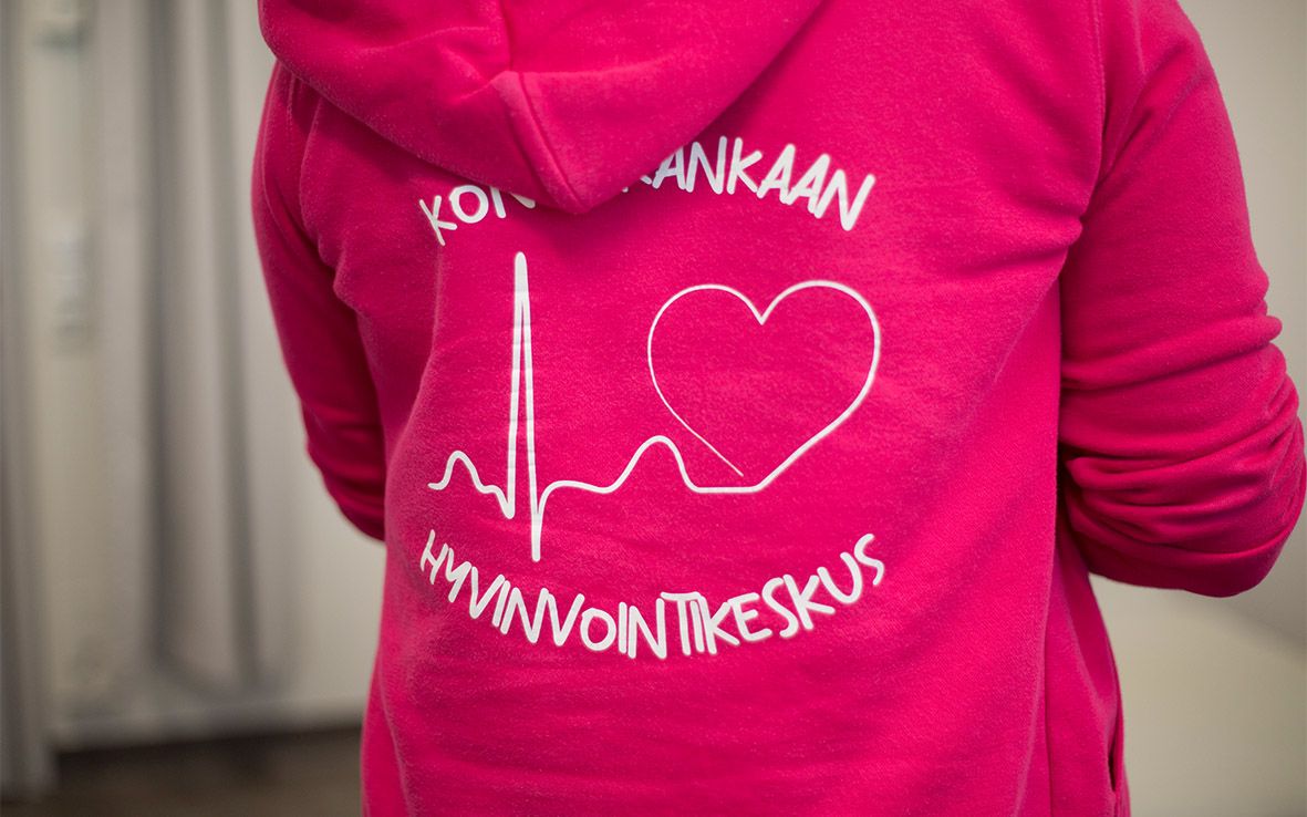 Hoitaja yllään Pohteen pinkki huppari.