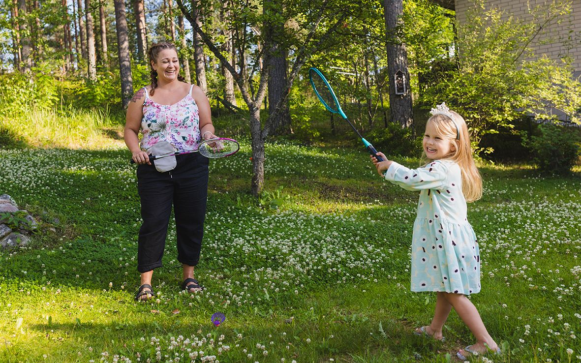 Senni Antamaniemi pelaa tyttärensä Siirin kanssa sulkkista pihamaalla.