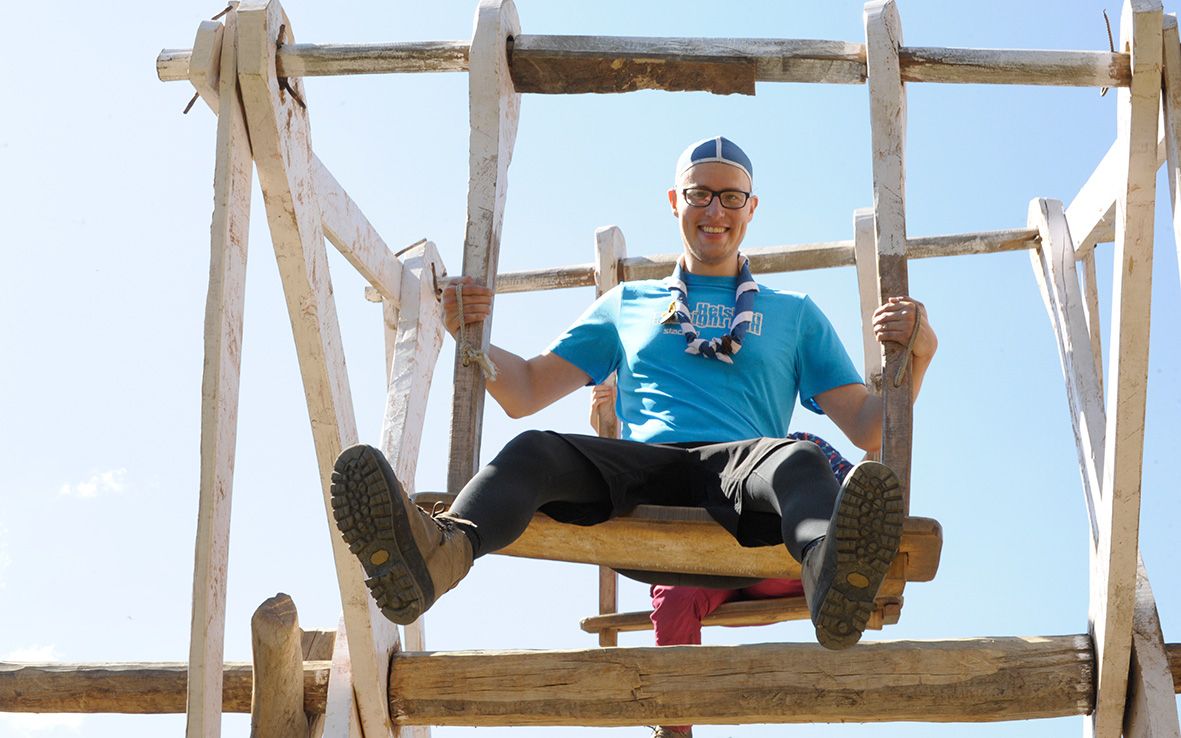 Henri Backman puisessa keinussa.