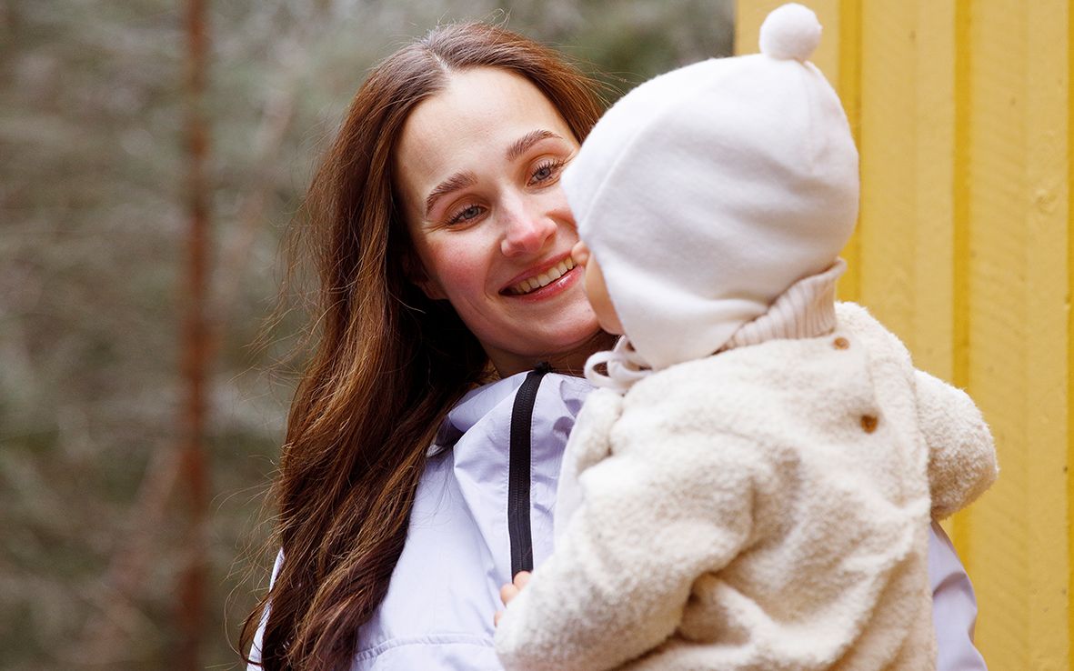 Miia lapsi sylissään.