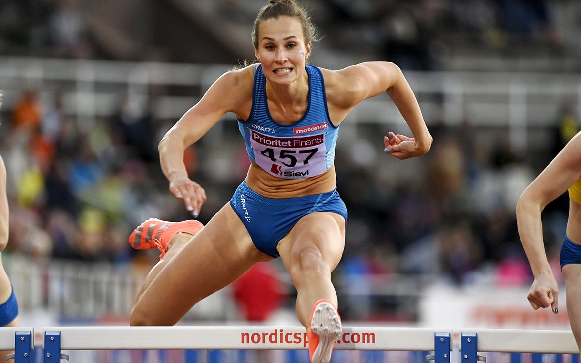 Miia juoksee aitoja Suomi-Ruotsi-maaottelussa.