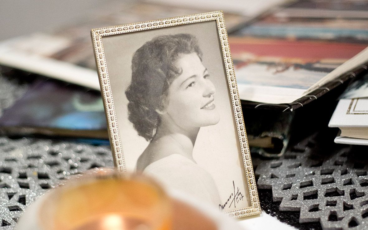 Pöydällä on mustavalkoinen valokuva kehyksissä Jaana Olsenin äidistä.