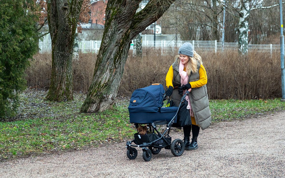 Raisa Leppisuo työntää ulkona lastenvaunuja.