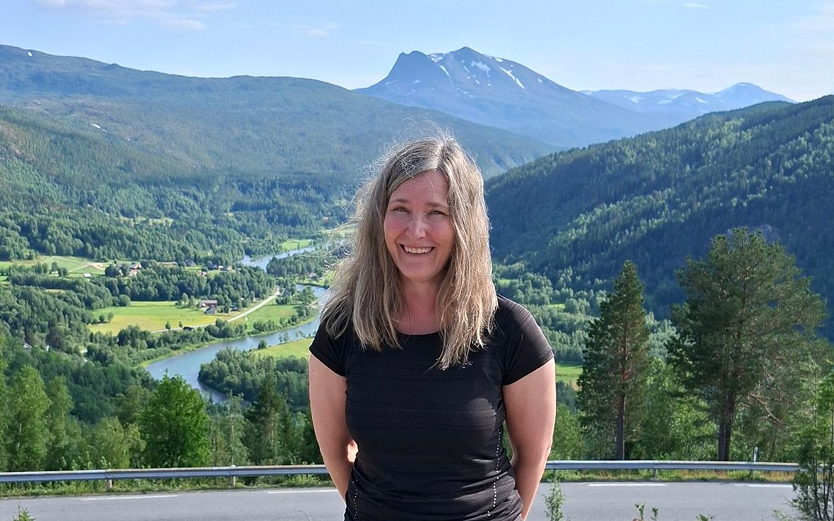 Heidi Lindqvist, taustalla vuoria.