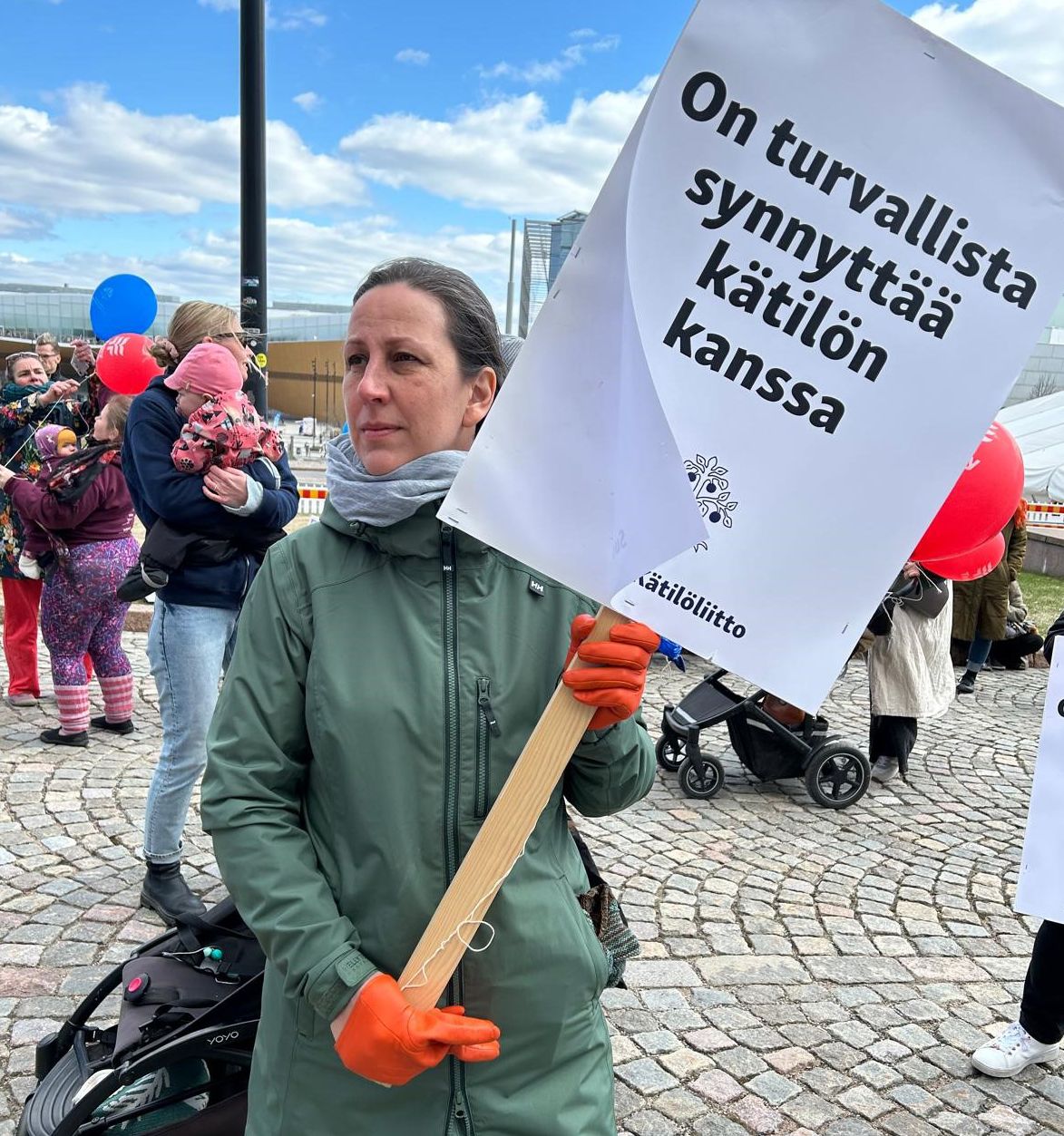 Kätilö Mariette Pontan kyltin kanssa Kätilöliiton mielenosoituksessa.