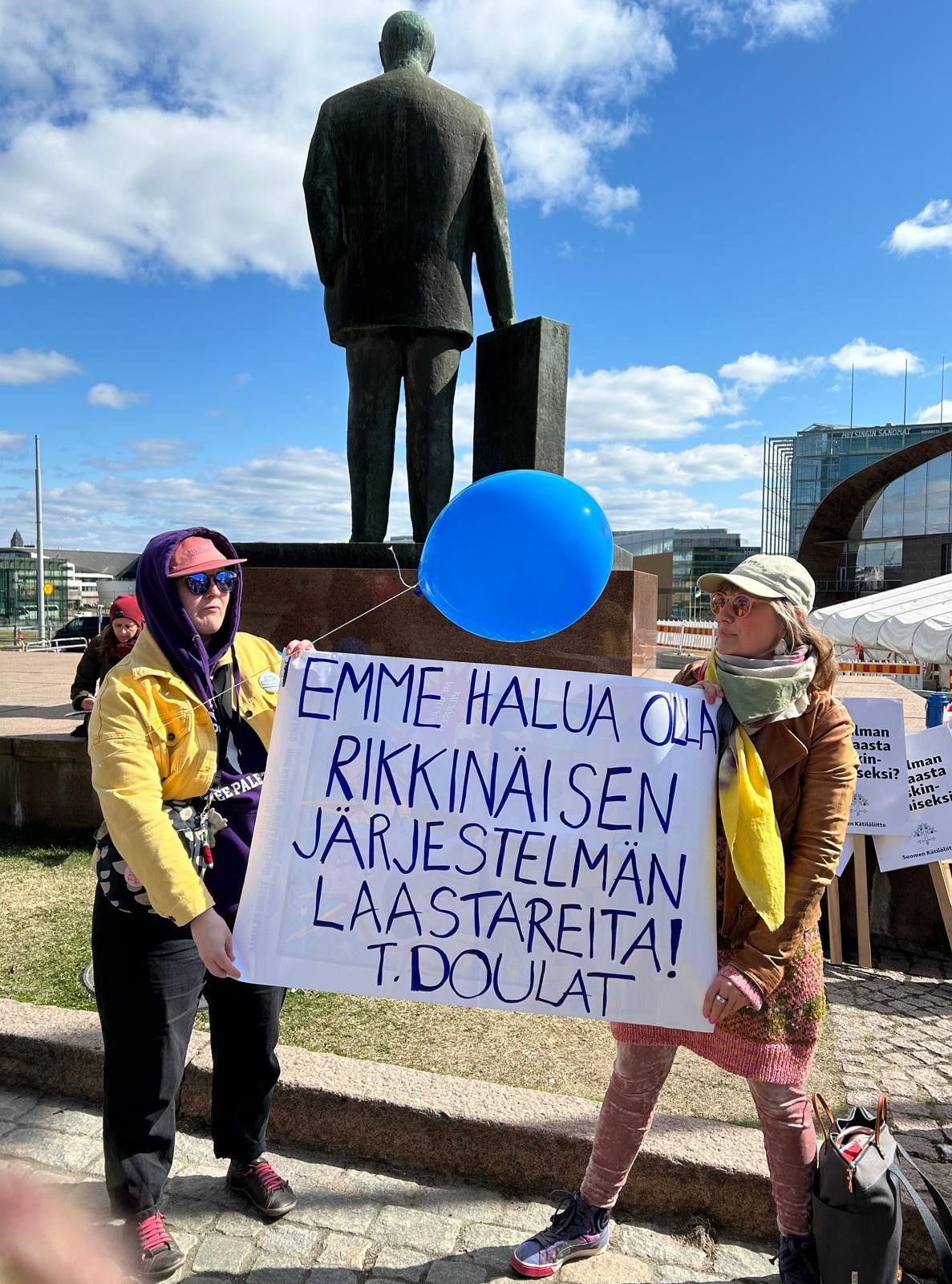 Doulien mielenosoituskyltti Kätilöliiton mielenosoituksessa Eduskuntatalolla.
