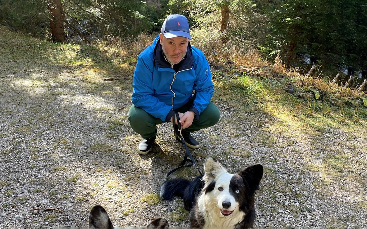 Teresan Andrea-puoliso ulkoilemassa kahden koiran kanssa.