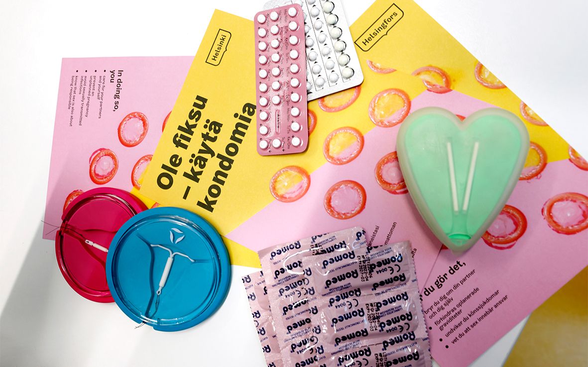 Kondomeita, pillereitä, kierukoita ja ehkäisyesitteitä.