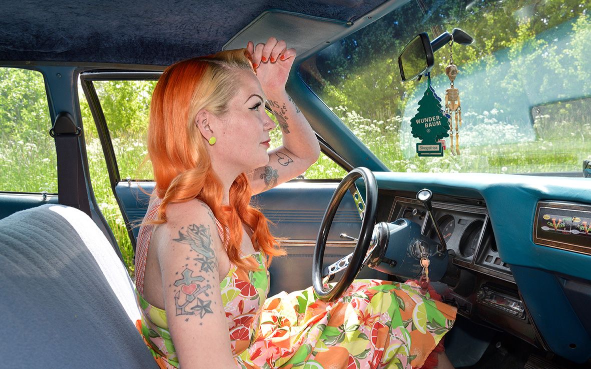 Kristiina Sand vanhan jenkkiauton ratissa.