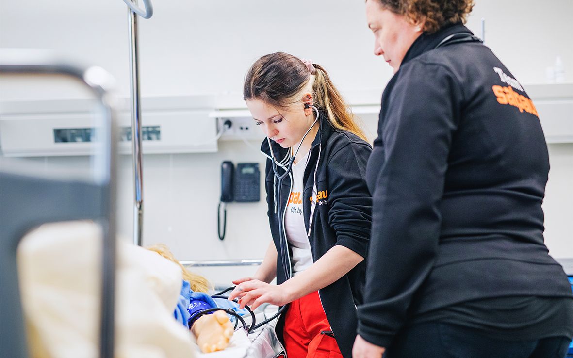 Anastasia Ranta-Eskola treenaa verenpaineen mittausta Salpauksen simulaatiotiloissa.
