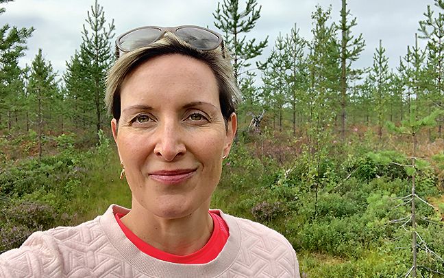 Susanna Kaikkonen metsässä.