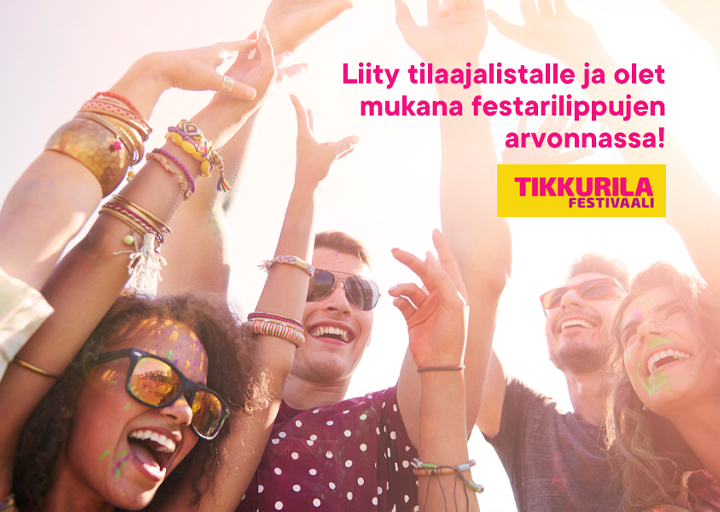 Iloisia ihmisiä festivaalitunnelmissa.