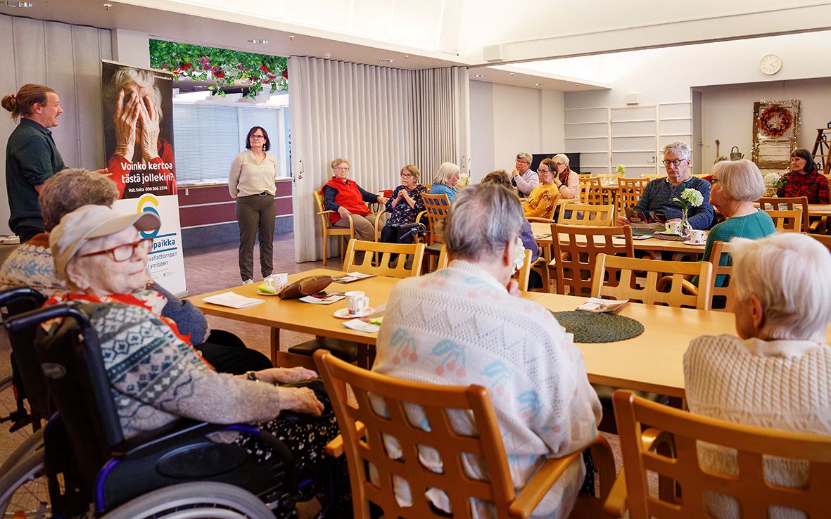 Vanhuksia Ruovedellä Tarja Mellasta ja Mika Värränkiveä kuuntelemassa.