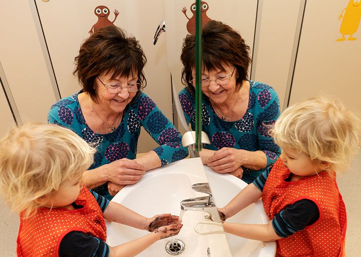 Lastenhoitajana työskentelevä Catarina Östman. Lukutuokiossa Lea Björklund.
