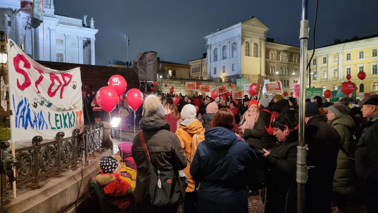 Vanhempia ja lapsia mielenosoituksessa Senaatintorilla