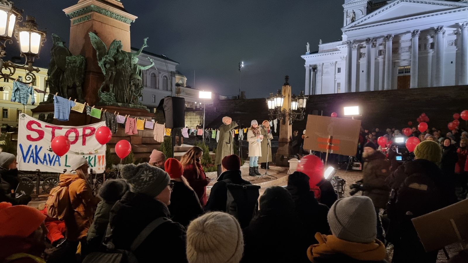 Vanhempia ja lapsia mielenosoituksessa Senaatintorilla