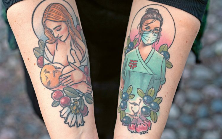 Millariikka Rytkönen näyttää käsivarsiensa tatuointeja.