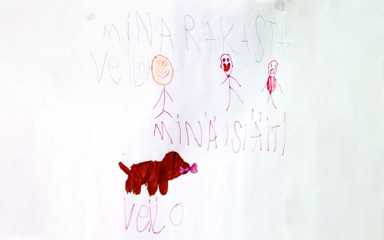 Lapsen piirrustus, jossa on lapsi, isä ja äiti ja Veijo. Lapsi on kirjoittanut siihen: Minä rakastan Veijoa.