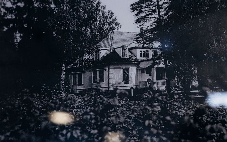 Vanha mustavalkoinen valokuva Pelastusarmeijan Iltalan alkuperäisestä rakennuksesta.