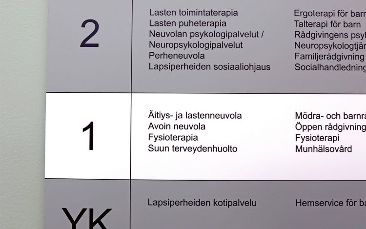 Perhekeskuksen infotaulu.
