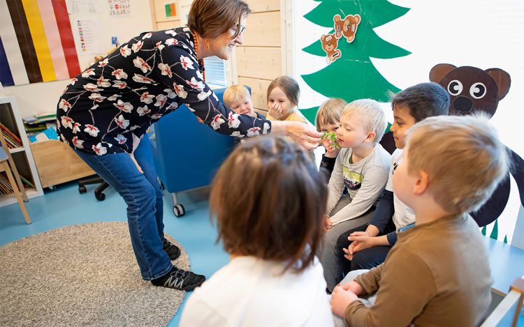 Merja Manninen haistattaa lapsilla yrttejä.