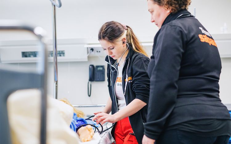 Anastasia Ranta-Eskola treenaa verenpaineen mittausta Salpauksen simulaatiotiloissa.