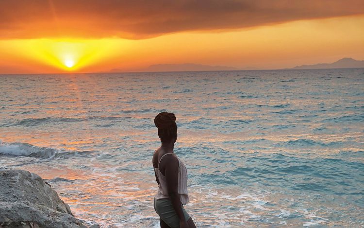 Claria meren rannalla auringonlaskun aikaan.