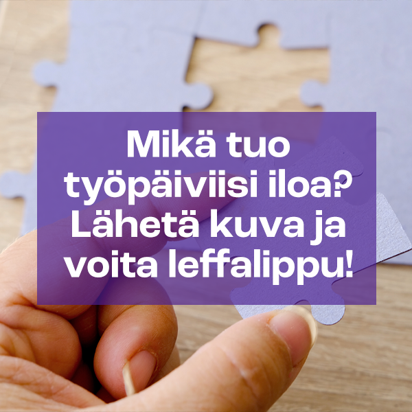 Henkilö pitää palapelin palasta kädessään ja asettaa sen pian viimeisenä puuttuvan palan paikalle.