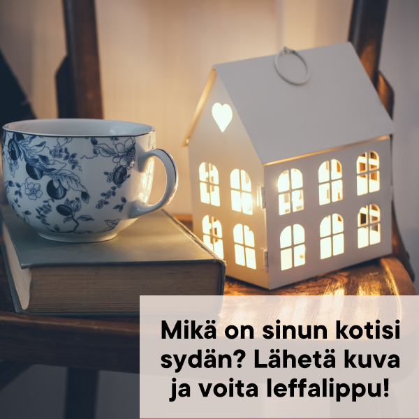 Talolyhty yöpöydällä ja vieressä teekuppi.