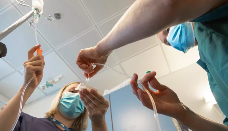 Opiskelijat harjoittelevat tipan laittoa.