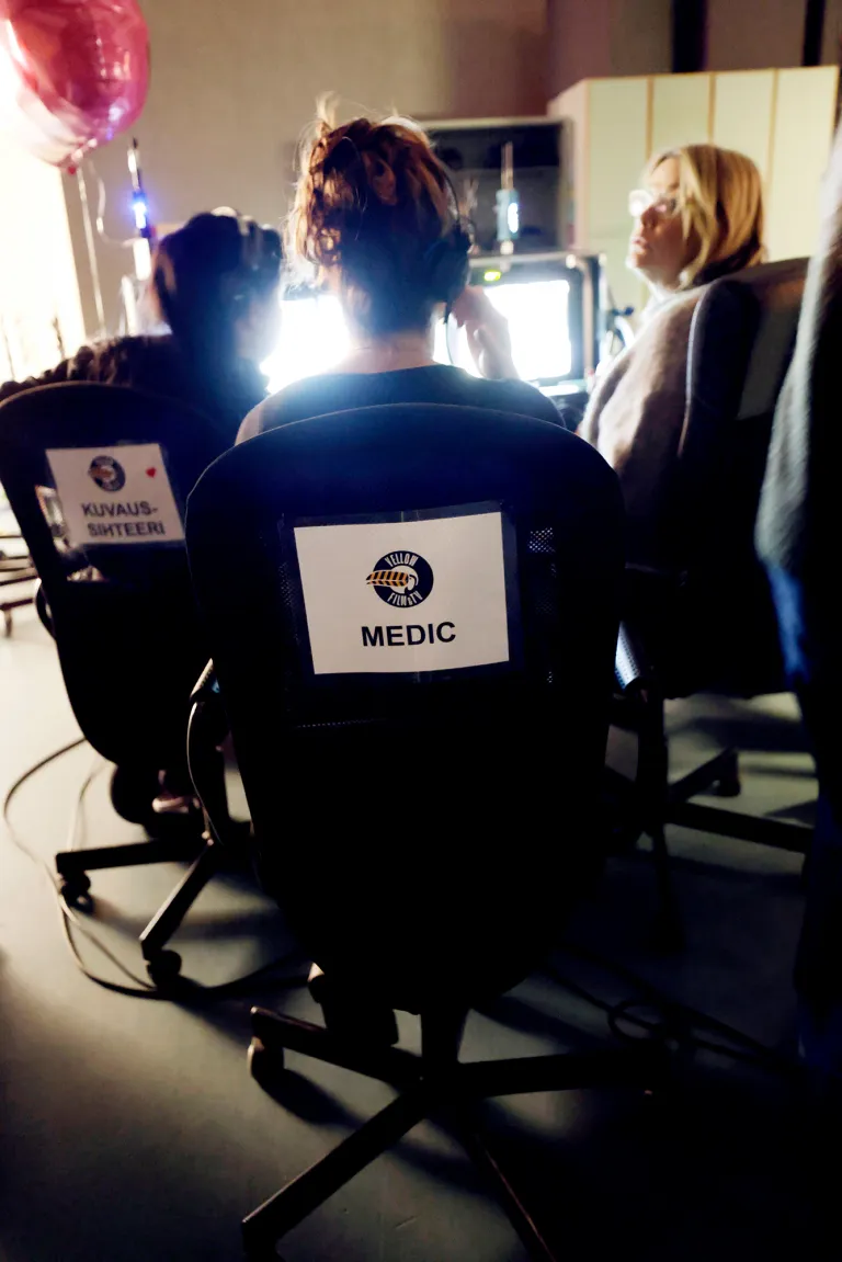 Anestesia- ja perfuusiohoitaja Hanna Heikkilä Syke-elokuvan kuvauksissa ohjaajan vieressä.