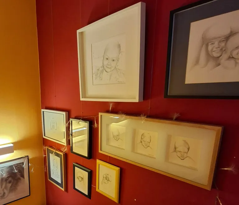 Sirpa Podrouzekin kodin seinällä olevia piirustuksia.