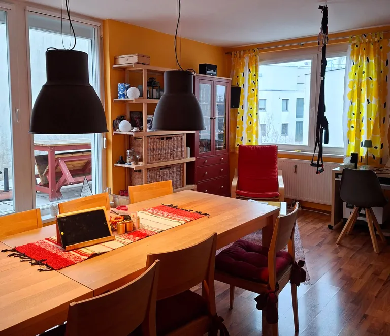 Sirpa Podrouzekin kodin keittiö. Keskellä kuvaa suuri pöytä.