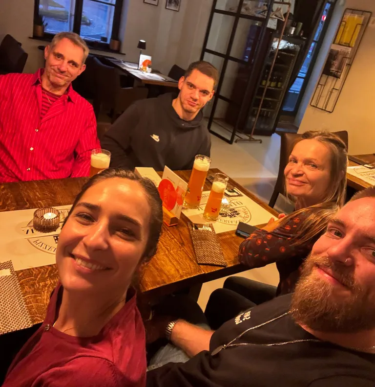 Sirpa Podrouzekin perhe pöydän ääressä.