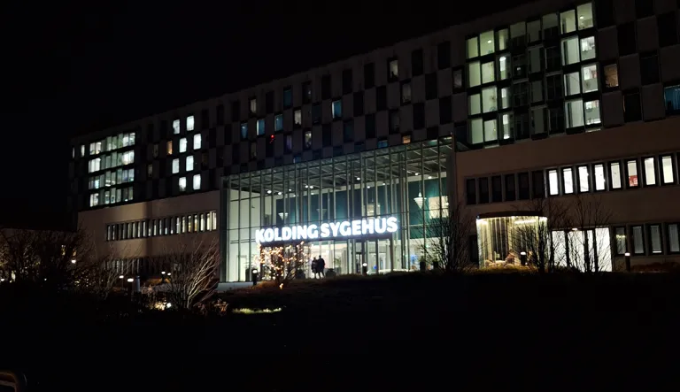 Kolding Sygehus on iso ja moderni sairaala. Kuvattu yöllä, jolloin sairaalasta näkyvät vain valaistut ikkuna.