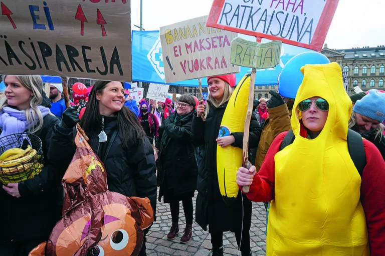Tehyläisiä osoittamassa mieltään.