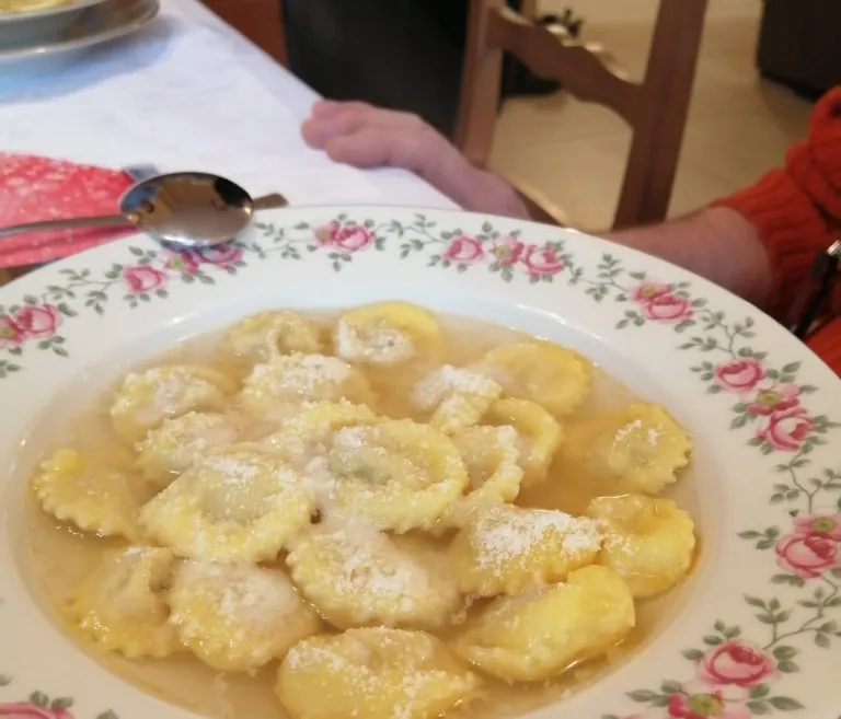 Pastaa lautasella.