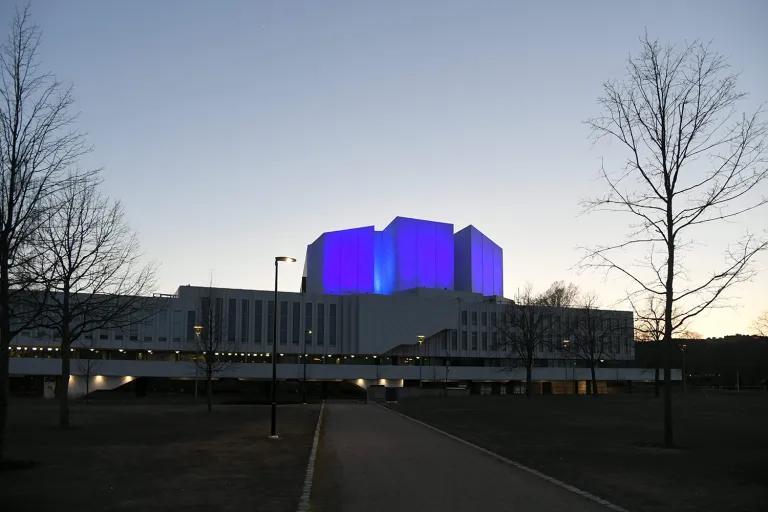 Finlandia-talon sininen valaistus 4.4.2020.