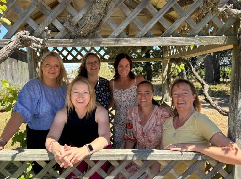 Pinja Funnell työkavereidensa kanssa.