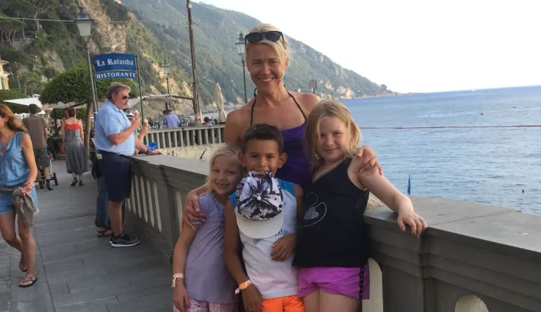 Päivi Karvonen Italiassa kolmen lapsen kanssa.