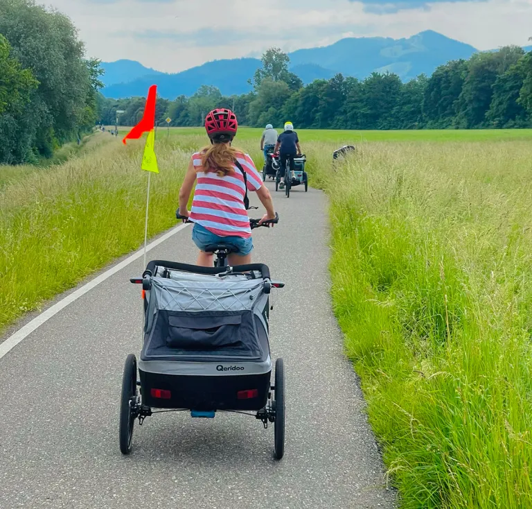 Eero Kuusisto-Gussmannin perhe pyöräilemässä.