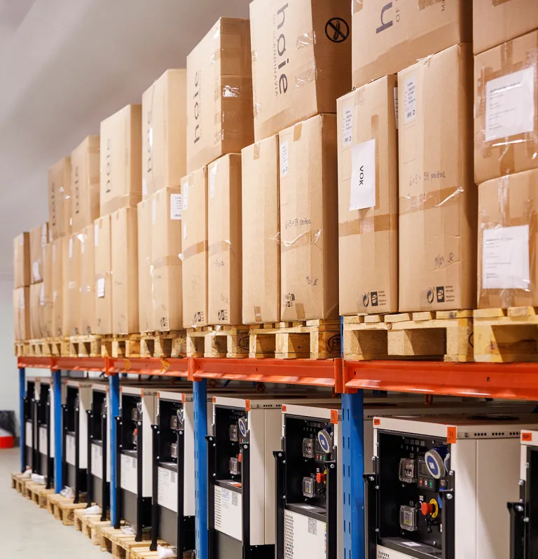 SPR:n varastossa paljon pahvilaatikoita päällekkäin.