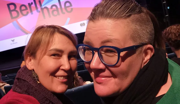 Anne Meriläinen kaverin kanssa Berliinin elokuvajuhlilla.