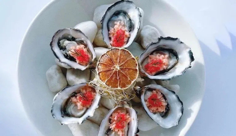 Ostereita lautasella.