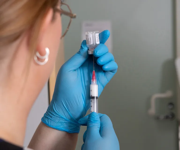 Laura Haapatalo antamassa rokotetta.