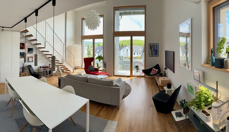 Eero Kuusisto-Gussmann kodin olohuone.