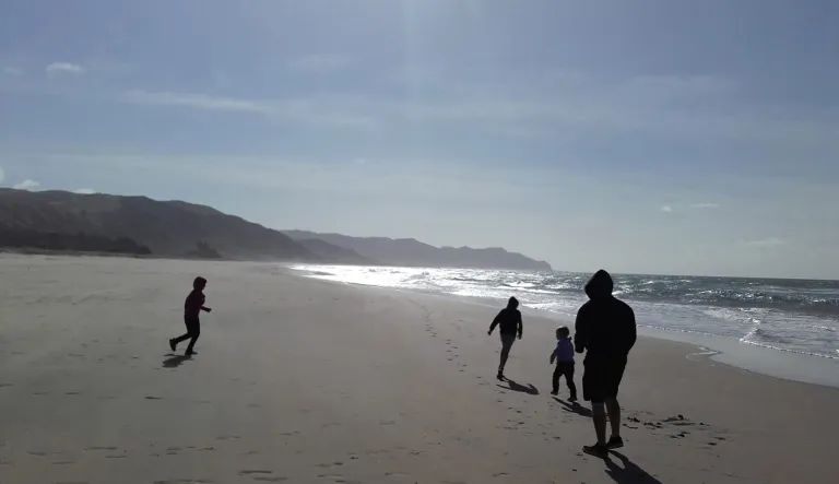 Pinja Funnell lastensa kanssa rannalla.