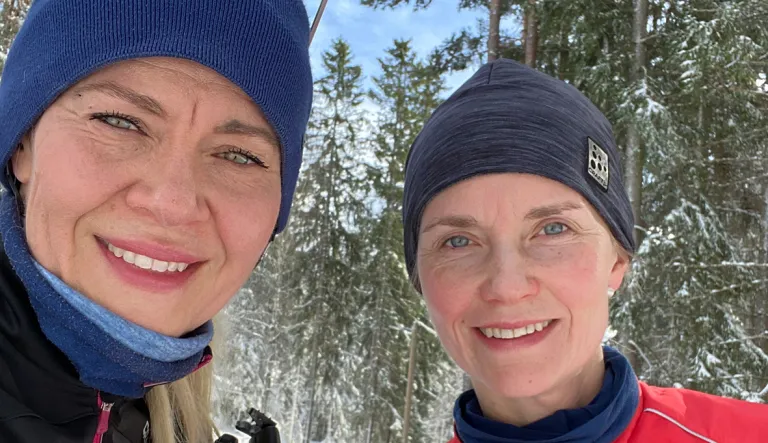 Päivi Karvonen ystävänsä Paulan kanssa.