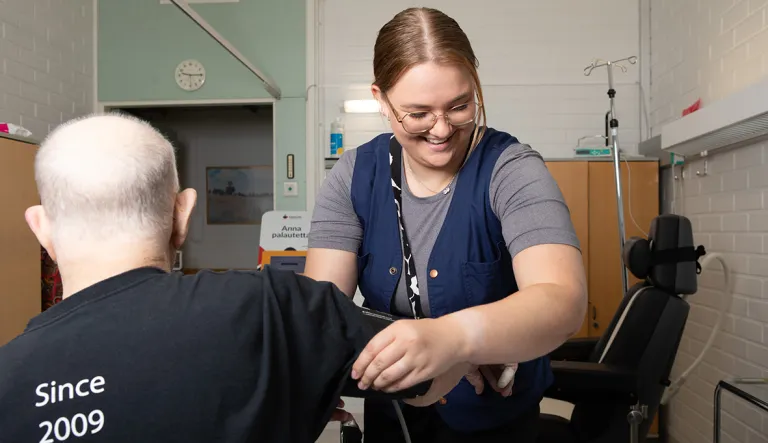 Laura Haapatalo mittaamassa verenpainetta.